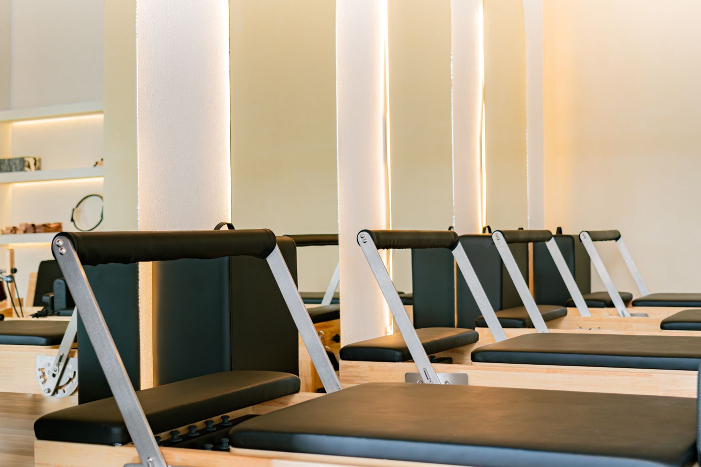 Deretan alat reformer di ruang terapi klinik